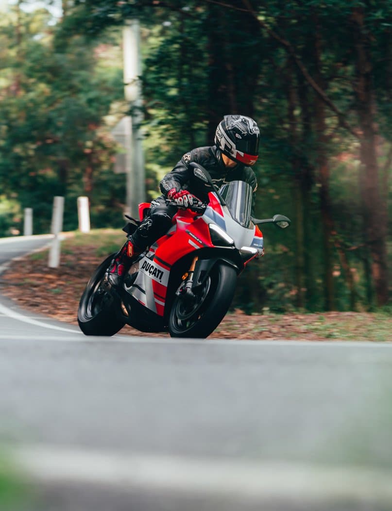 Motorradfahrer in Schräglage auf einer Landstraße